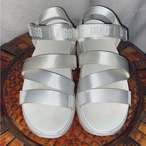 Uggs LA Shore sandals size 9